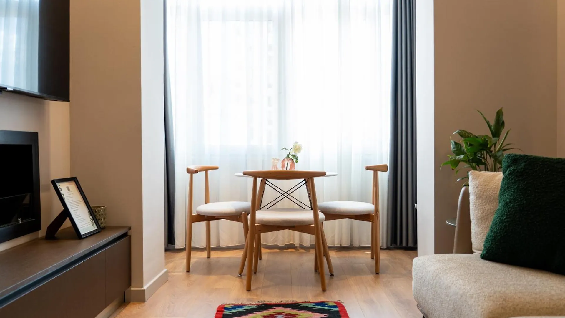 Chic Apt With New Bazaar View Tirana Appartement