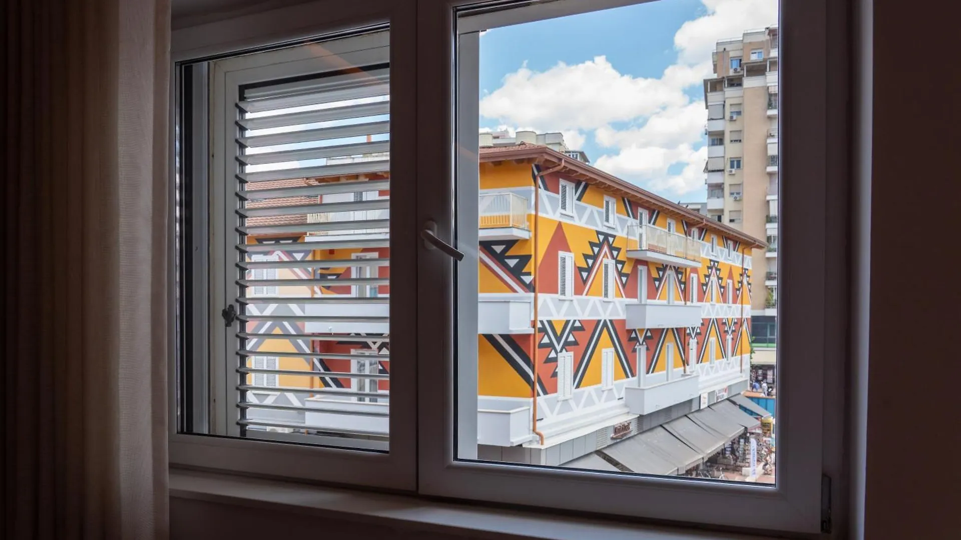 Chic Apt With New Bazaar View Tirana Appartement